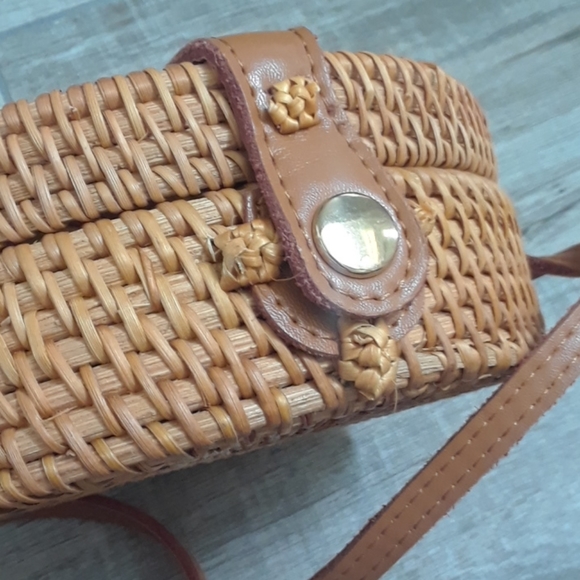 URBAN OUTFITTERS...NWOT..RATTAN CROSSBODY - Picture 6 of 7